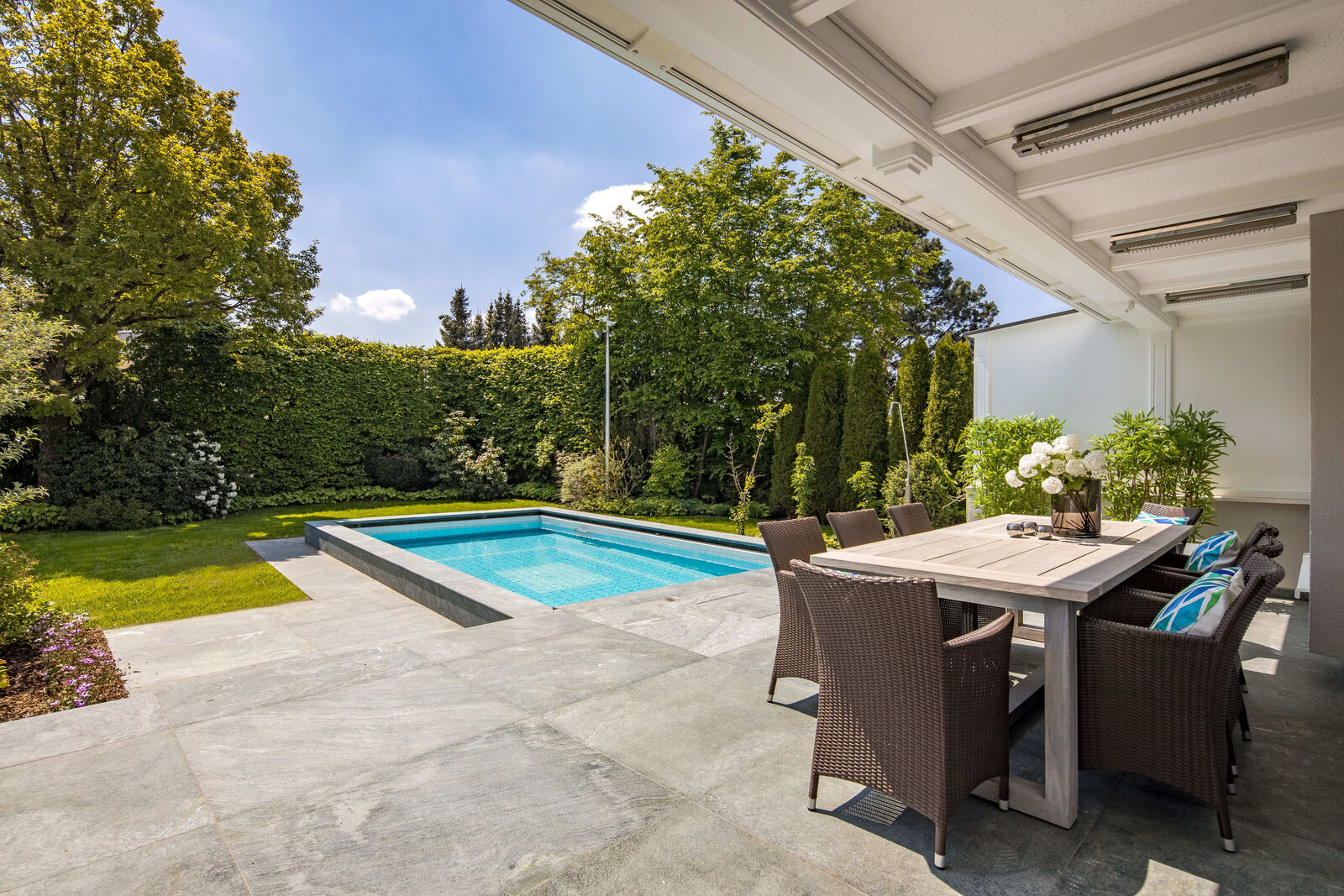 Terrasse mit Blick in den Garten