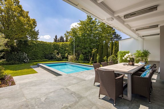 Terrasse mit Blick in den Garten