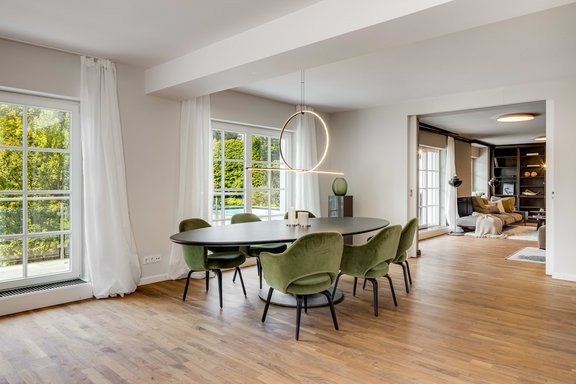 Lichterfüllter Essbereich