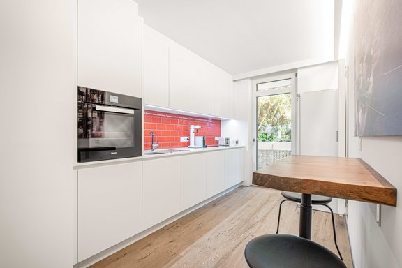 Moderne Küche mit Essplatz