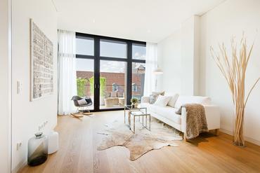 Compact 2-room apartment with luxury furnishings and large sunny west-facing terrace