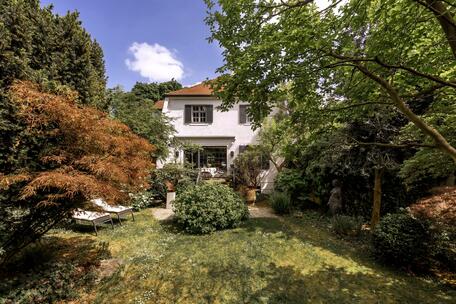 Künstlerisches Meisterwerk: Historische Villa mit exquisitem Interiordesign und Garten-Idyll