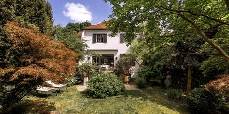 An artistic masterpiece: a historic villa with exquisite interior design and an idyllic garden