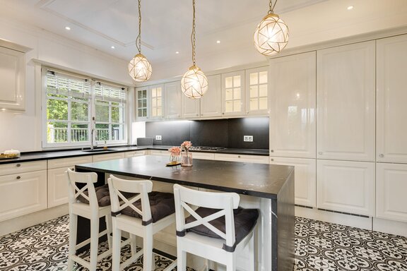 Designer Kitchen with Bar
