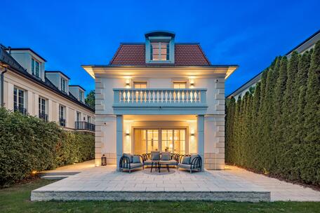 À la française: An elegant, luxurious family villa with a spa in the exquisite Herzogpark