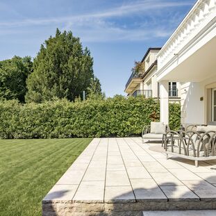 Südwest-Terrasse mit großem Garten