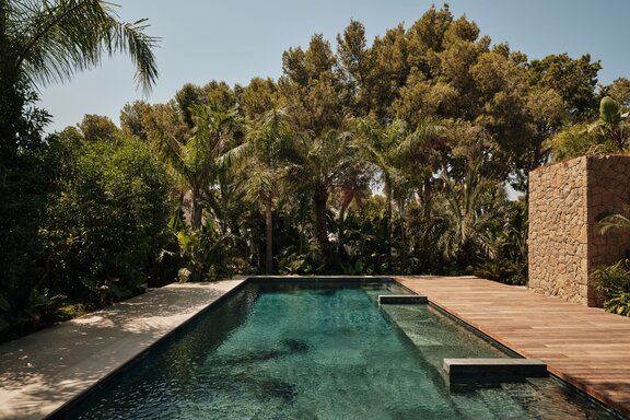 A 63-square-meter pool as the centerpiece of the garden