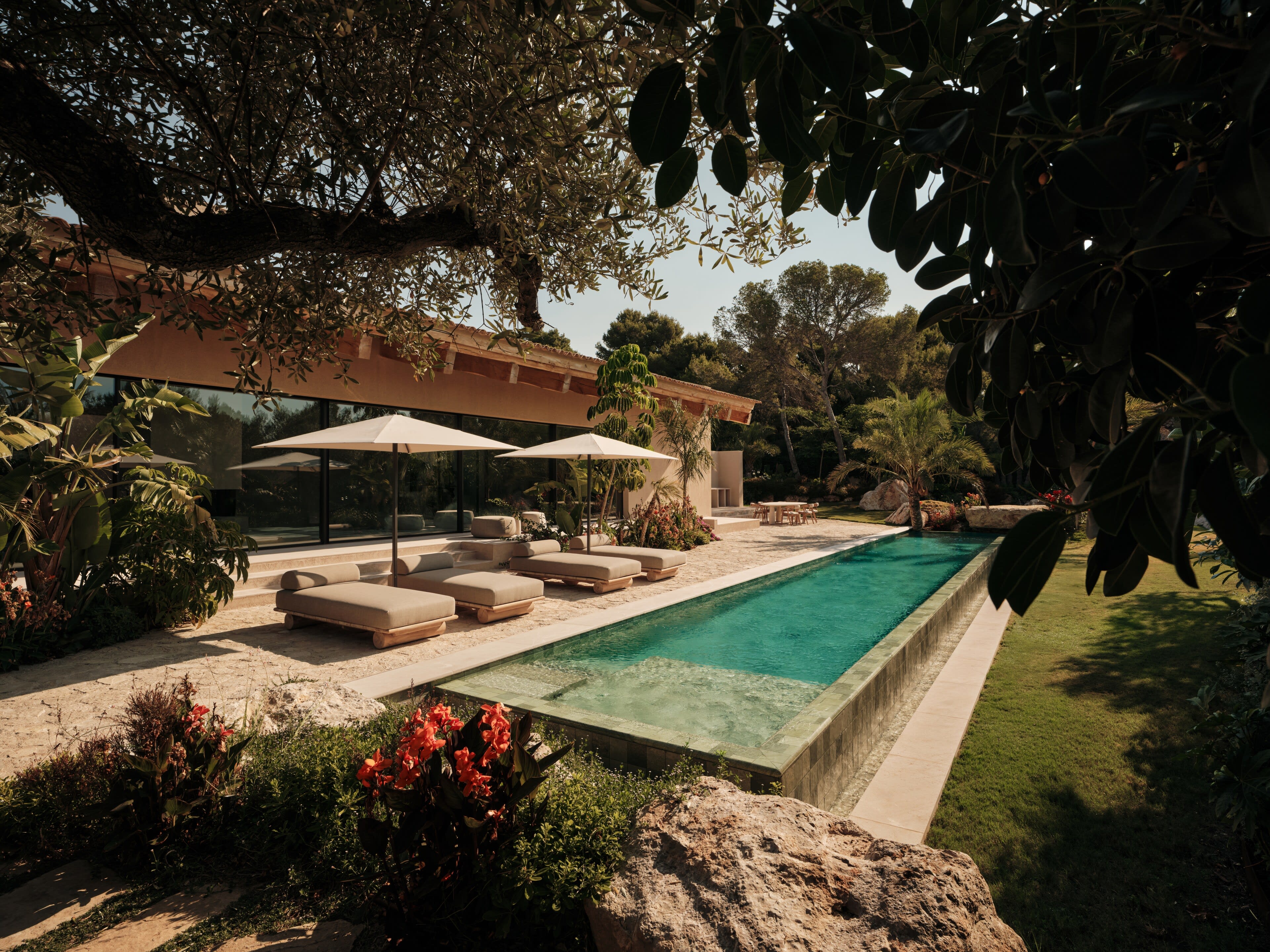 La Milena: Minimalistisch-elegantes Traumdomizil im Finca-Stil mit Pool