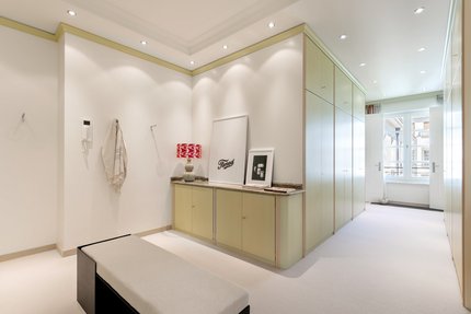 Geräumige Ankleide mit Maßeinbauten