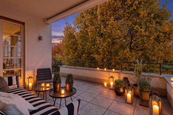 Geschützte Loggia mit Blick ins Grüne