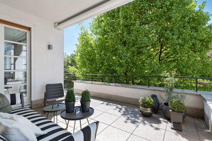 Geschützte Loggia mit Blick ins Grüne