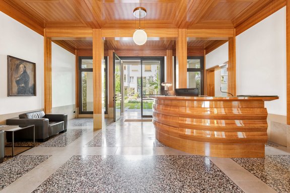 Repräsentatives Foyer mit 24/7/365-Concierge-Service