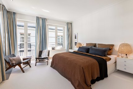 Der separate Schlaftrakt mit Ankleide zeigt sich als ruhiger, privater Rückzugsort