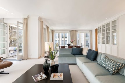 Lichtfülle, Weitläufigkeit und die stilvolle Ausstattung schaffen ein klassisch-elegantes Wohnumfeld
