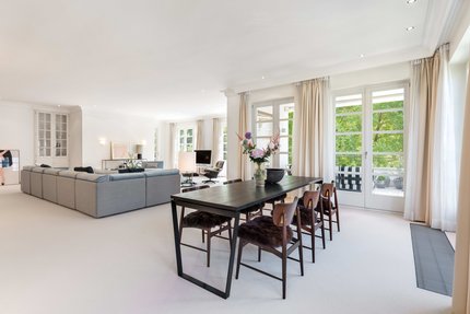 Der Wohn-/Essbereich ist ausgezeichnet gegliedert und eröffnet Blicke ins Grüne