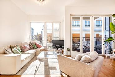 Lenbach Gärten: Bright 2-room apartment with high-quality furnishings and south-west-facing loggia