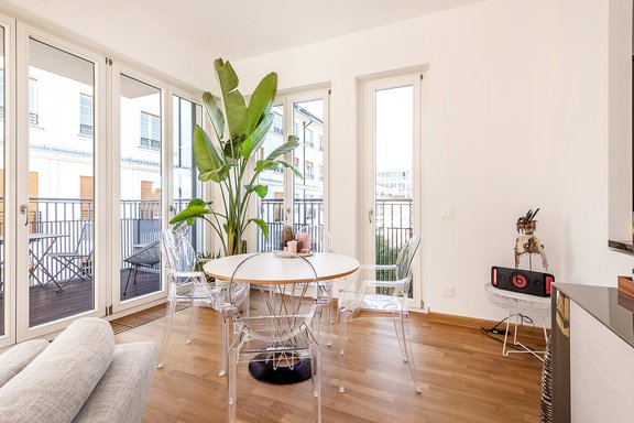 Lichterfüllter Essbereich mit bodentiefen Fenstern