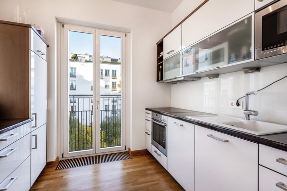 Zeitlos gestaltete Küche mit hellen Fronten