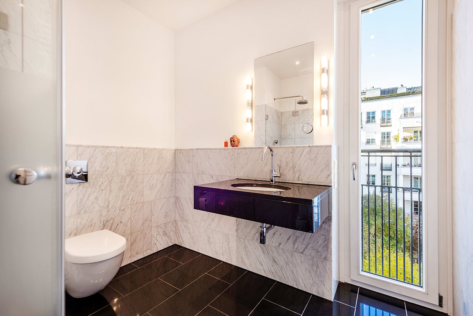 Badezimmer mit bodengleicher Dusche