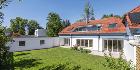 Licht, Luft und Wohlfühlflair: Familiengerechte Haushälfte mit Dachterrasse und Garten