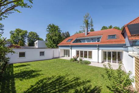 Light, fresh air, and a cozy atmosphere: A family-friendly half-house with a rooftop terrace and garden