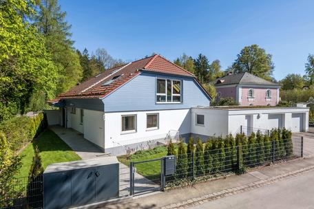 Licht, Luft und Wohlfühlflair: Familiengerechte Haushälfte mit Dachterrasse und Garten