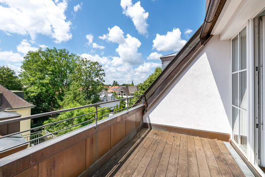 Roof terrace with view into the green