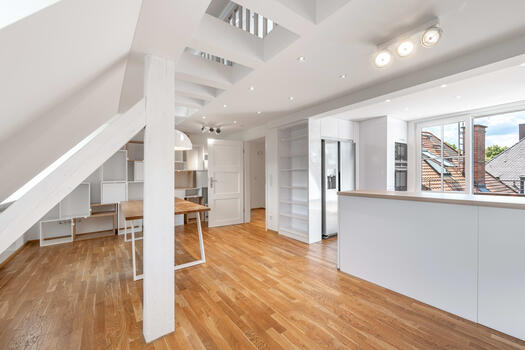 Airy living / dining area