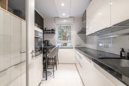 Moderne Küche mit weißen Hochglanz-Fronten