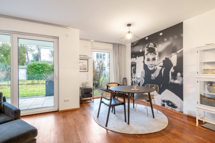 Wohn- und Essbereich mit bodentiefen Glasfronten