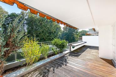 Light-flooded 3-room apartment with spacious south-facing roof terrace in prime location