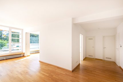 Spacious hallway - living area