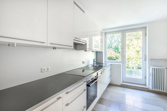 Fitted kitchen with balcony access (2018)