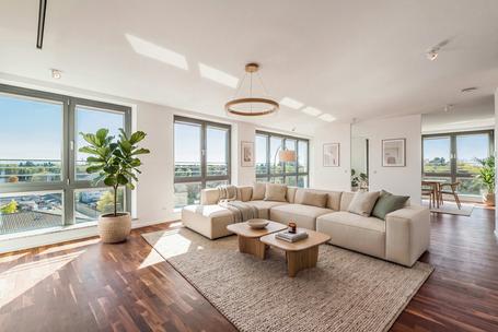 Lichtdurchflutete 3-Zimmer-Wohnung mit Penthouse-Flair und Alpenblick