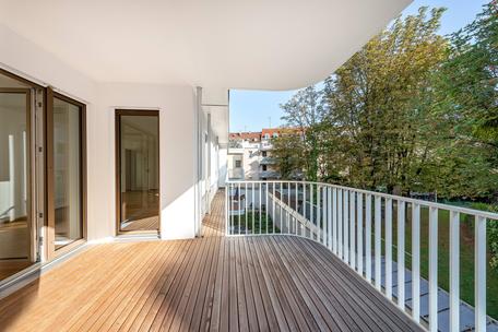 Light-flooded 7-room apartment with south-facing balconies for first-time occupancy