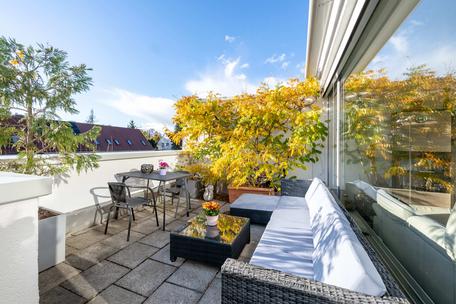 Lichtdurchflutete, ideal geschnittene 2,5-Zimmer-Wohnung mit herrlicher Südwest-Dachterrasse