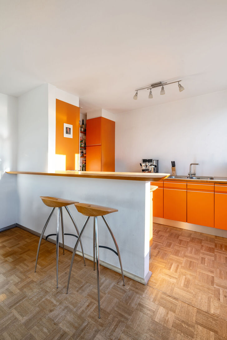 Halboffene Küche mit Theke