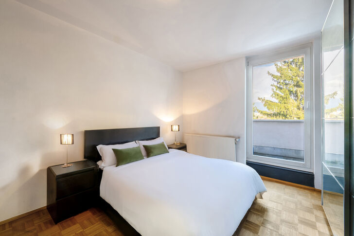 Ruhiges Schlafzimmer mit Balkon