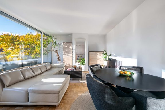 Living area with panoramic window