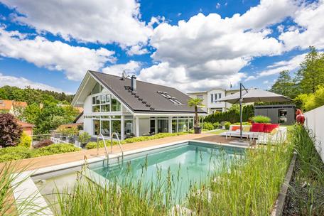 Lichtdurchflutetes Design-Domizil mit Gäste-Apartment und Pool