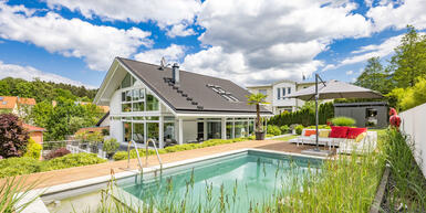 Lichtdurchflutetes Design-Domizil mit Gäste-Apartment und Pool