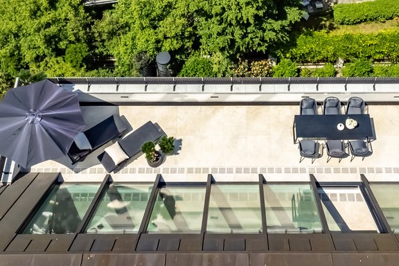 Weitläufige Westterrasse