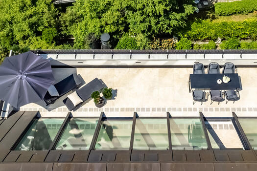 Weitläufige Westterrasse