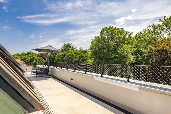 Uneinsehbare Ost-Dachterrasse vor dem Schlafzimmer