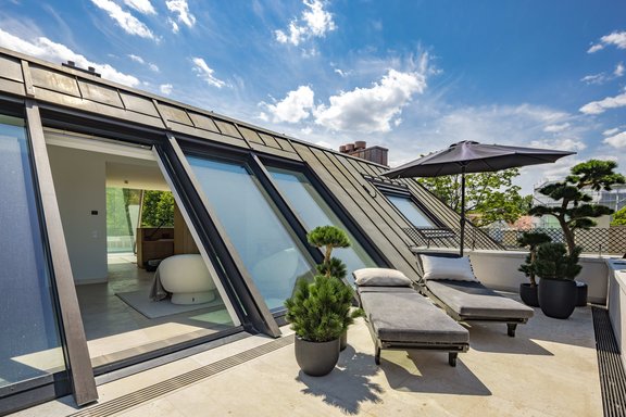 Vielfältige Sitz- und Liegemöglichkeiten auf den Terrassen