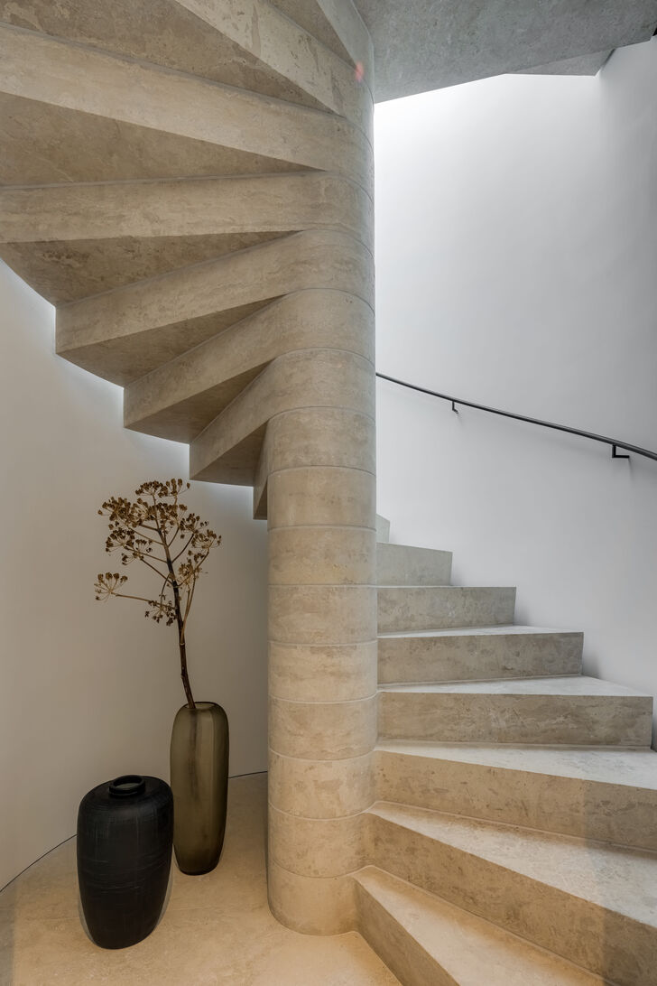 Fächerförmig aufgebaute Treppe aus Natursteinblöcken