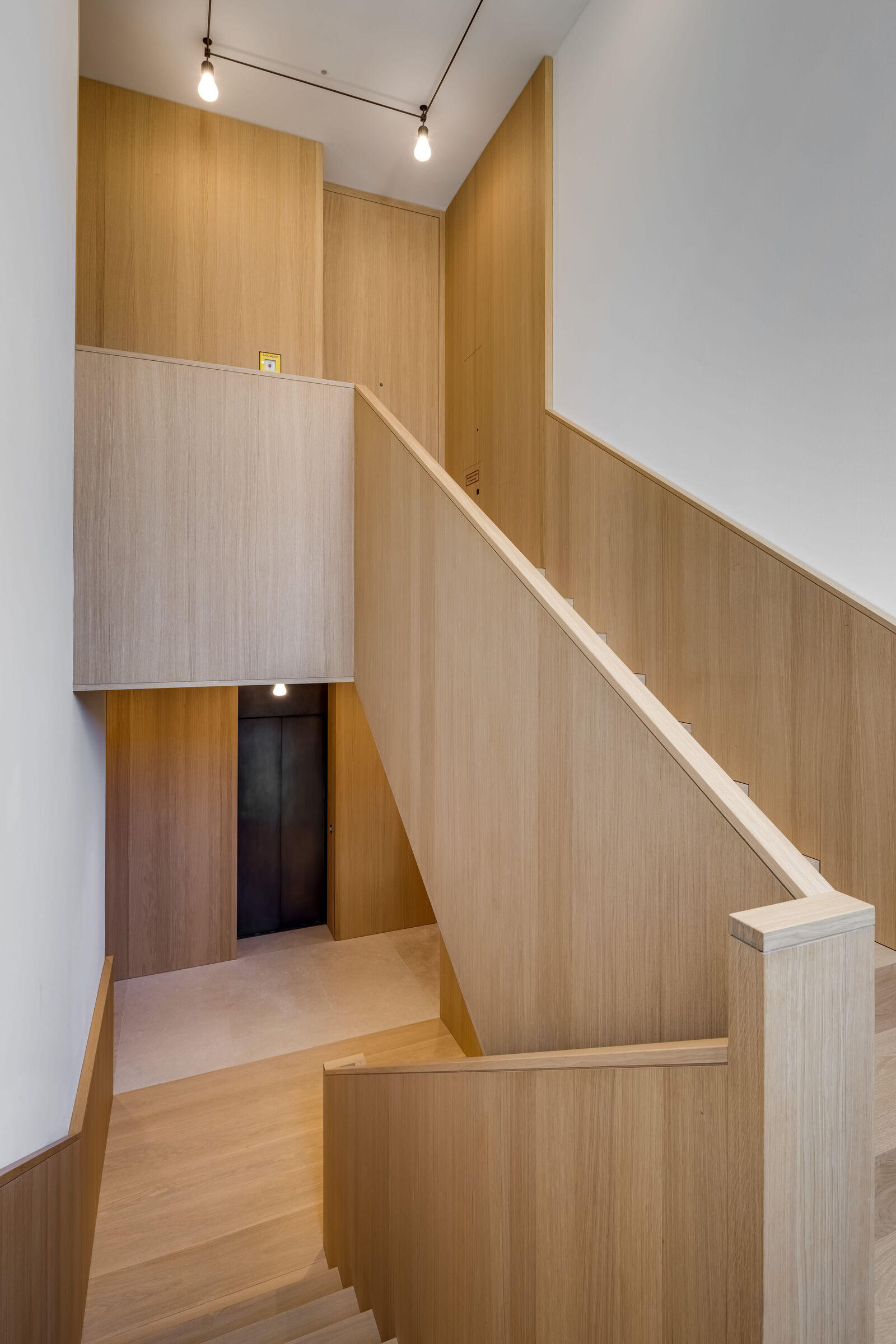 Treppenhaus mit Lift im preisgekrönten Design