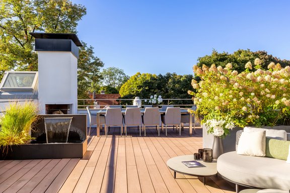 Dachterrasse mit Brunnen