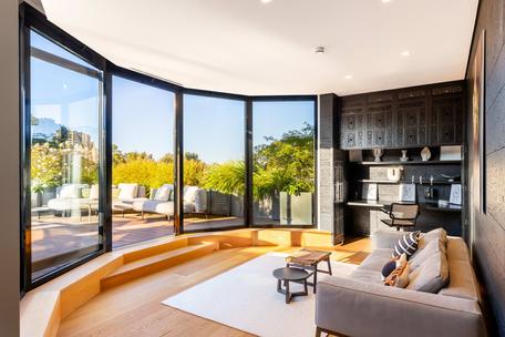 Light-flooded luxury penthouse with secluded roof garden