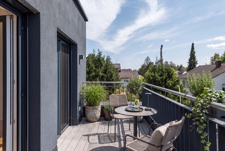 Sunny rooftop terrace (virtually furnished)